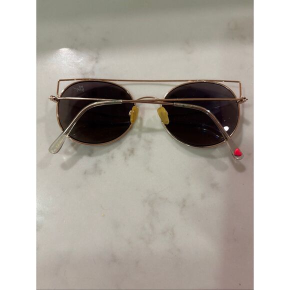 Betsy Johnson Sunglasses‎ Gold Colored Rim Round 5-1/8” Wide Heart Logo EUC - Picture 2 of 9